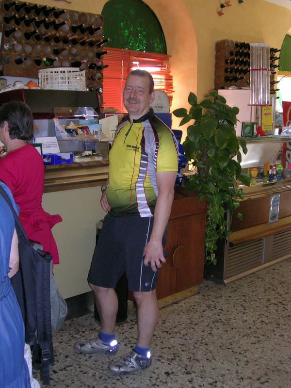 332e Didi holt Bier.jpg